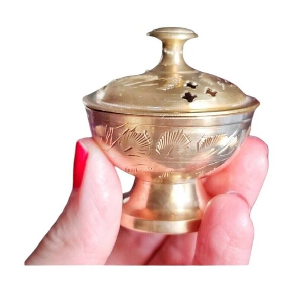 Set of 2 Vintage Etched Brass Trinket Bowls with Lid | 1970s Pedestal Dishes - Picture 3 of 10